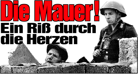 NVA-Soldat bewacht Maurer beim Bau der Berliner Mauer