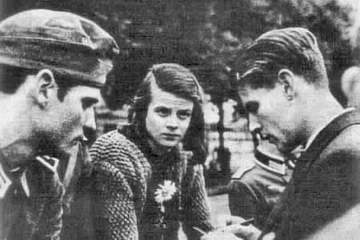 Hans Scholl, Sophie Scholl und Christoph Probst im Sommer 1942