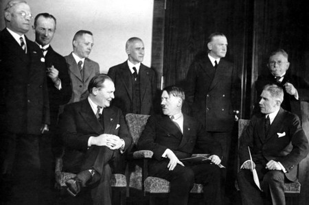 1933:  Hitlers Kabinett mit 8 Konservativen und nur 2 Nazi-Ministern