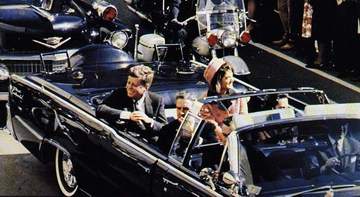 John F. Kennedy und die First Lady Sekunden vor dem  Attentat