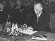 Bonn, 23.05.1949: Konrad Adenauer unterzeichnet als Präsident des Parlamentarischen Rates das Grundgesetz