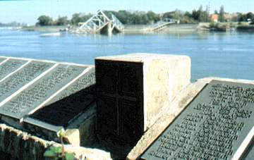 Novi Sad, Serbien: Zerstörte Donaubrücke, im Vordergrund eine Gedenkstätte der Opfer des 2.Weltkriegs