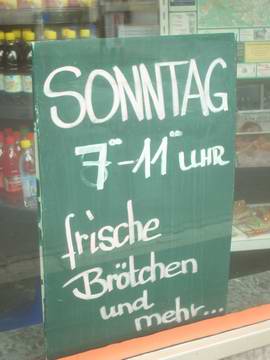 Bäckerladen, Schild : Frische Brötchen am Sonntag. Foto: Uwe Schütz