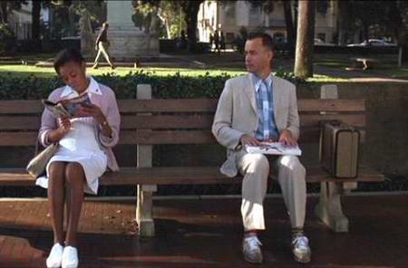 Auf der Bank einer Bushaltestelle erzählt Forrest Gump (Tom Hanks) zufällig wartenden Leuten seine unglaubliche Lebensgeschichte