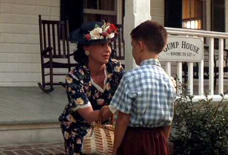 Forrest Gump als Junge mit seiner Mutter (Sally Field) 