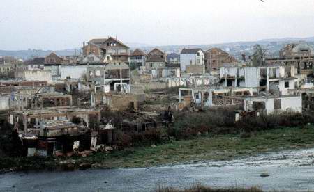 Mitrovica, Kosovo, 2000: Ehemalige Roma-Siedlung. Sie wurde am Ende des Krieges nicht durch die Nato, sondern durch die kosovo-albanische Untergrundarmee UCK zerstört.