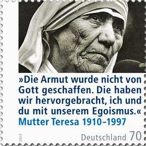 Deutsche Sonderbriefmarke anlässlich des 100. Geburtstags von Mutter Teresa mit dem Text "Die Armut wurde nicht von Gott geschaffen. Die haben wir hervorgebracht, ich und du mit unserem Egoismus". 