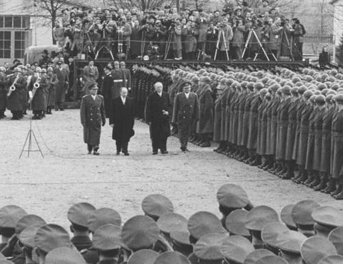 20.01.1956: Bundeskanzler Konrad Adenauer (2. von rechts) besucht in Begleitung von Verteidigungsminister Theodor Blank die ersten Bundeswehrsoldaten in der Krahnenberg-Kaserne in Andernach