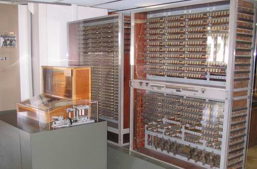 Nachbau der "Z3" von Konrad Zuse, dem 1. programmierbaren Digitalrechners der Welt, im Deutschen Museum in München.