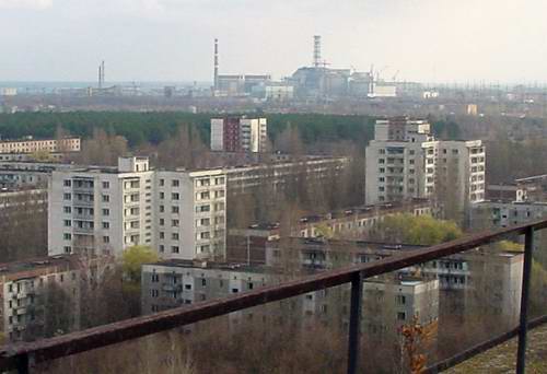 Blick von der evakuierten Stadt Prypjat auf das stillgelegte Kernkraftwerk Tschernobyl (heute Ukraine), wo am 26.04.1986 der Reaktorblock 4 explodierte