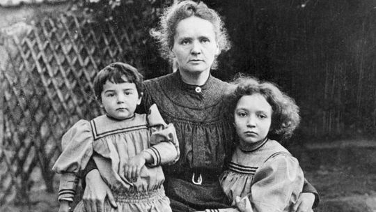 Marie Curie mit ihren Töchtern Irène (* 1897) und Ève (*1904)