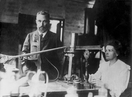 Pierre und Marie Curie in ihrem Laboratorium in der Rue Cuvier in Paris