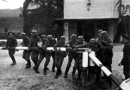 01.09.1939: Abriss des Schlagbaums an der Grenze zur Freien Stadt Danzig durch "Landespolizisten" und Grenzbeamte.