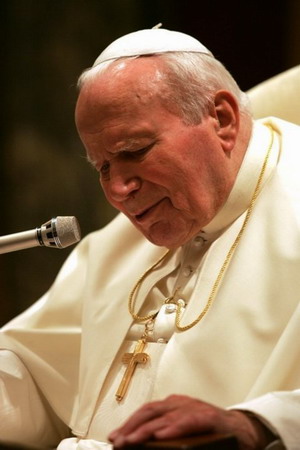Papst Johannes Paul II im Juni 2004 bei seiner Rede, nachdem ihm US-Präsident George W. Bush die Friedensmedaille verliehen hat.