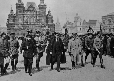 Lenin (Mitte) inspiziert auf dem Roten Platz in Moskau zusammen mit Kommandeuren Truppen der Roten Armee (25. Mai 1919)