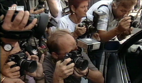 Geiseldram Gladbeck: Fotoreporter am Fluchtfahrzeug in Köln. Bewusst zeigen wir als Kontrapunkt zu dem Medienwahnsinn keine Bilder der Täter und ihrer Opfer.