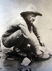 Ein Goldsucher mit Goldwaschpfanne am American River während des kalifornischen Goldrausches 1850 