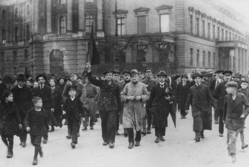Berlin, 9. November 1918: Revolutionäre Demonstranten Unter den Linden
