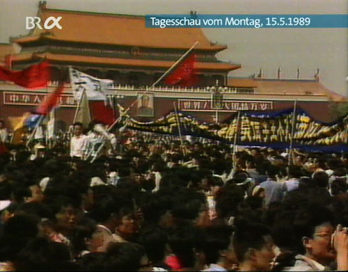 15.05.1989: Chinesische Studenten halten den Platz (vor dem Tor) des himmlischen Friedens oder auch Tian'anmen-Platz besetzt, wo eigentlich der offizielle Staatsempfang des sowjetischen Präsidenten Michail Gorbatschow stattfinden soll. 