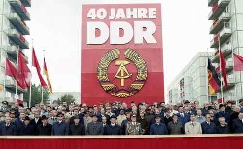 7. Oktober 1989, 40. Jahrestag der DDR: Auf der Ehrentribüne in der Karl-Marx-Allee / Ostberlin niehmen Michail Gorbatschow, Vorsitzender des Obersten Sowjets der UdSSR (6. .v.l.) und Erich Honecker, Generalsekretär des ZK der SED und Vorsitzende des Staatsrates der DDR (rechts daneben), die Parade ab.