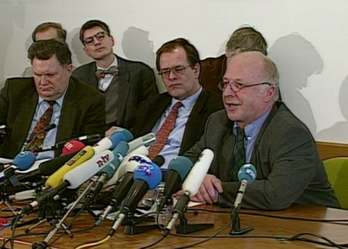 10.03.1994: In der Pressekonferenz zur Pflegeversicherung verkündet Arbeitsminister Norbert Blüm: „Wir habens zusammen geschafft und deshalb ist es heute ein guter Tag für den Sozialstaat Deutschland.“