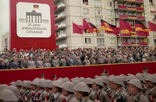 13.08.1986: Die DDR feiert den 25. Jahrestag des antifaschistischen Schutzwalls mit Kampfparade durch die Karl-Marx-Allee