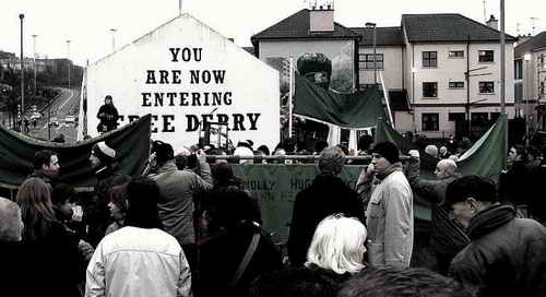 Derry, 2007: 35. Gedenkmarsch zum Bloody Sunday. Er endet immer hier an der "Free Derry corner", wo die Namen der Opfer verlesen werden.