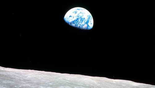 „Erdaufgang“ über der Mondoberfläche. Das Foto schoss Apollo-8-Astronaut Bill Anders aus ihrer Mondumlaufbahn Foto: NASA