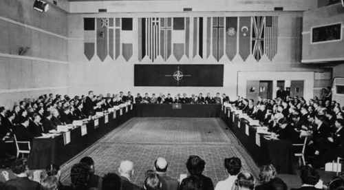 NATO-Gipfeltreffen im Gipfelkonferenz im Mai 1955 in Paris, bei dem die Bundesrepublik Deutschland dem Bündnis beigetreten ist.