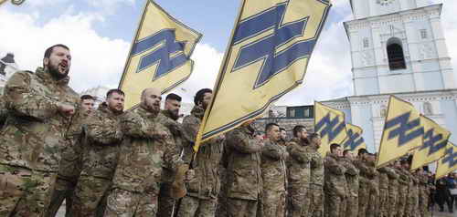Asow-Bataillon in Kiew. Ihre Abzeichen zeigen die Wolfsangel