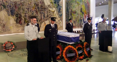 Sarg von Jitzhak Schamir, dem 7. israelischen Ministerpräsidenten, in der Knesset