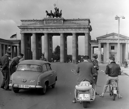 Grenzkontrolle am Brandenburger Tor August 1961