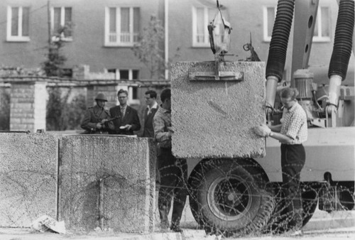 August 1961: Aufstellen von Betonblöcken für die Berliner Mauer