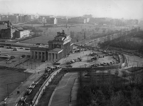 1961: Bau der Berliner Mauer am Brandenburger Tor