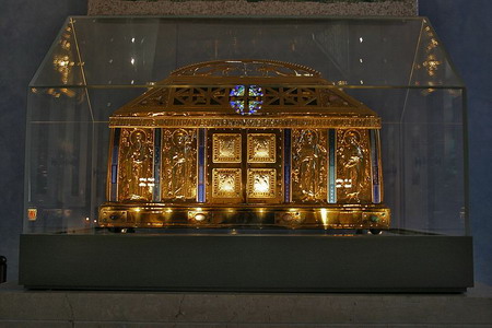 Schrein (Behältnis für die Gebeine von Heiligen) der Hildegard von Bingen in der Pfarrkirche von Eibingen