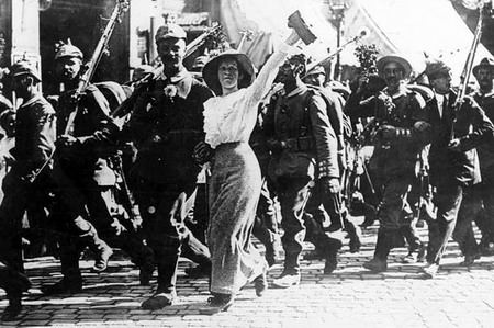Geschmückte Soldaten nach der Mobilmachung am 1. August 1914 in Begleitung einer begeisterten Zivilistin
