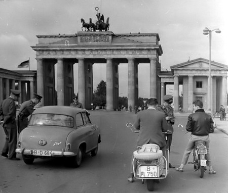 Brandenburger Tor in Berlin vor dem Mauerbau