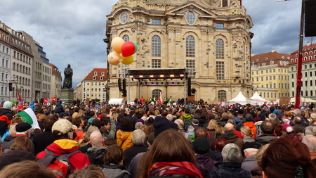 10.01.2015, 16:28 Uhr: Kundgebung für Weltoffenheit, Mitmenschlichkeit und Dialog im Miteinander am 10. Januar 2015 auf dem Neumarkt vor der Frauenkirche in Dresden 