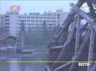 Die NATO-Bomben zerstörte Doanubrücke in Novi Sad