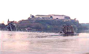 Die NATO-Bomben zerstörte Doanubrücke in Novi Sad