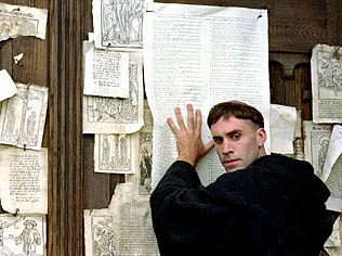 Joseph Fiennes ist Luther - Thesenanschlag  Quelle: Ottfilm