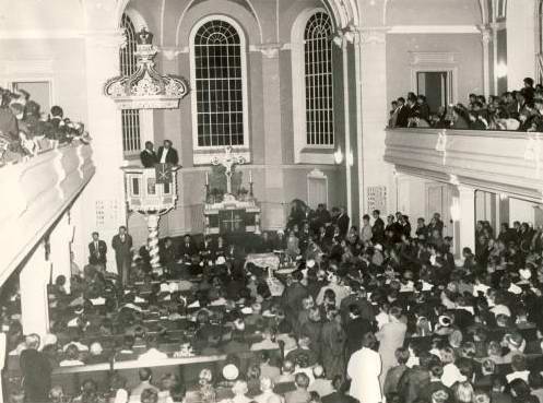 13.09.1964: Der Baptistenpastor und Bürgerrechtler Martin Luther King predigt in der Sophienkirche in Ostberlin.