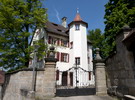 2012 hat Corinna Püchner Geschichte und Zukunft des weißen Schlosses in Heroldsberg recherchiert 