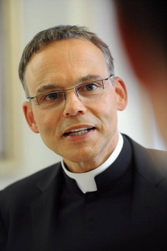 Bischof Dr. Franz-Peter Tebartz-van Elst steht wegen hohe Baukosten für die bischofliche Residenz in der Kritik 