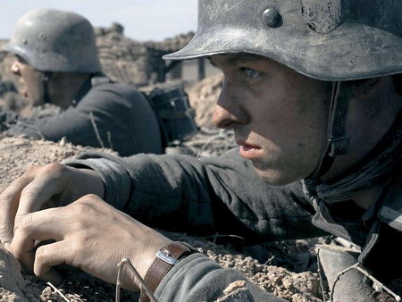 Friedhelm (Tom Schilling) im Schützengraben, ZDF-Dreiteiler "Unsere Mütter, unsere Väter"