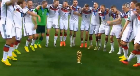 Fußball-WM in Brasilien 2014: Tanz um die WM-Trophäe