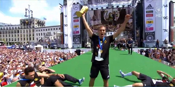 15.07.2014: Emfpang der Deutschen Fußball-Nationalmannschaft auf der "Fan-Meile" in Berlin