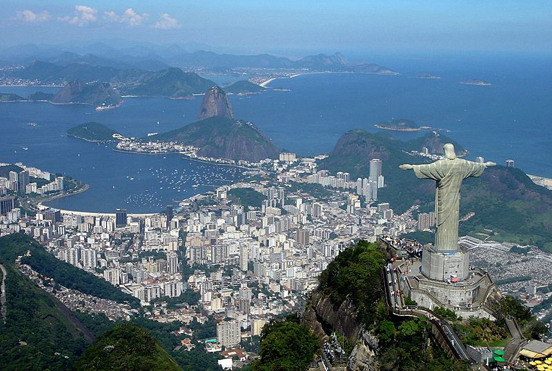 Blick aus dem Hubschrauber auf die Christus-Statue und auf Rio de Janeiro