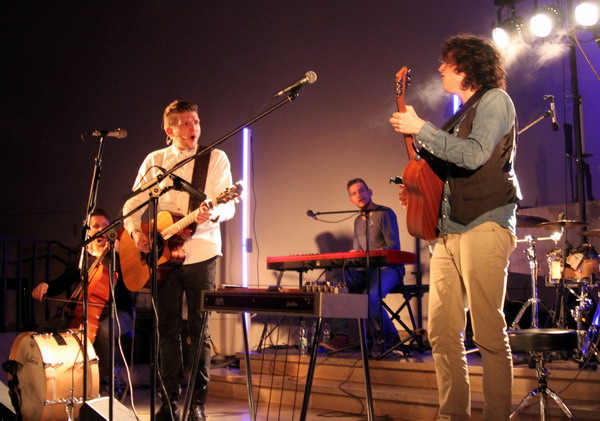 Samuel Harfst (links im Bild mit der Gitarre) mit Band 2014 im LUX in Nürnberg 