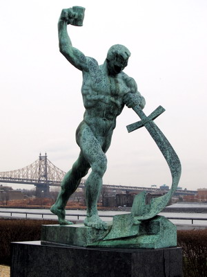 Schwerter zu Pflugscharen, Skulptur  im Garten der UNO in New York